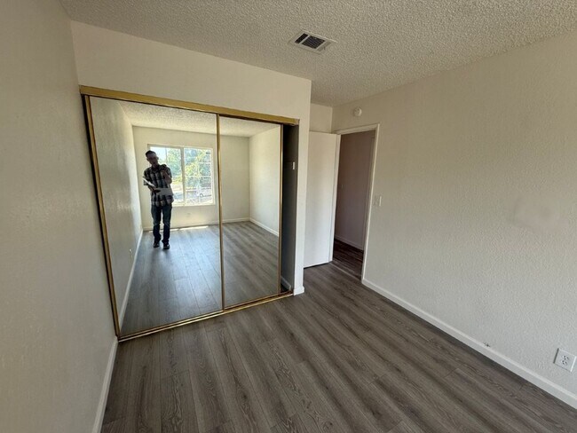 Building Photo - Rare Remodeled 5 Bedroom 2.5 Bath Tri Level in Vacaville