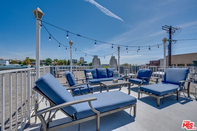 Building Photo - 9800 Vidor Dr