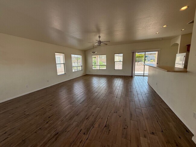 Building Photo - 2 Bedroom 2 Bath in Gated Community in Amante at Verde Fanta Fe Contact Property Pros 928-634-7710