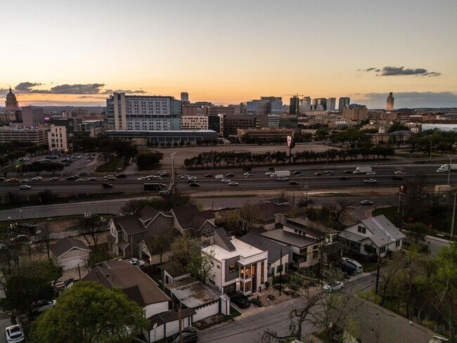 Building Photo - 1502 Waller St