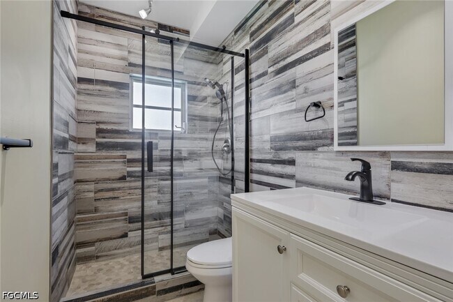 Building Photo - 5011 SW 16th Pl