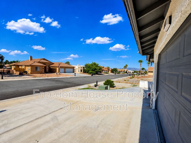 Building Photo - 3630 E Vineyard Dr N
