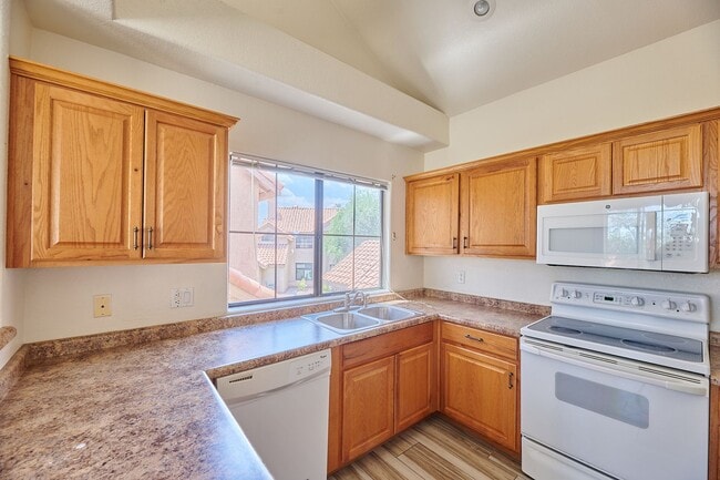Building Photo - 2 Bed / 2 Bath Condo with Garage in Centra...