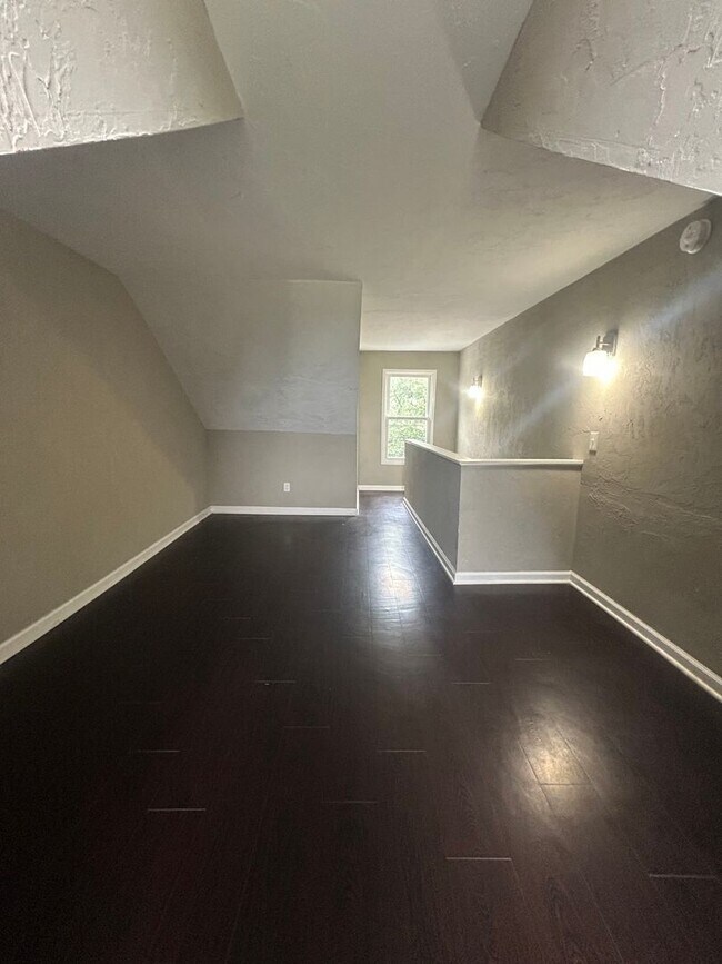 Building Photo - This end-of-row townhome Old Uptown Harris...