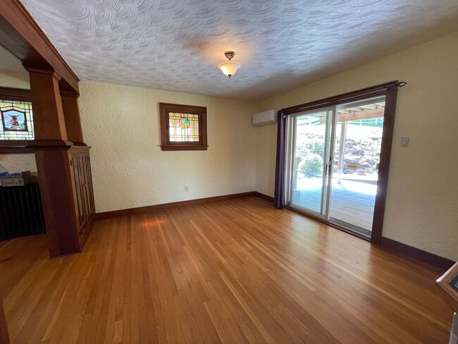 Building Photo - Spacious 3 Bedroom Single Family Home with...