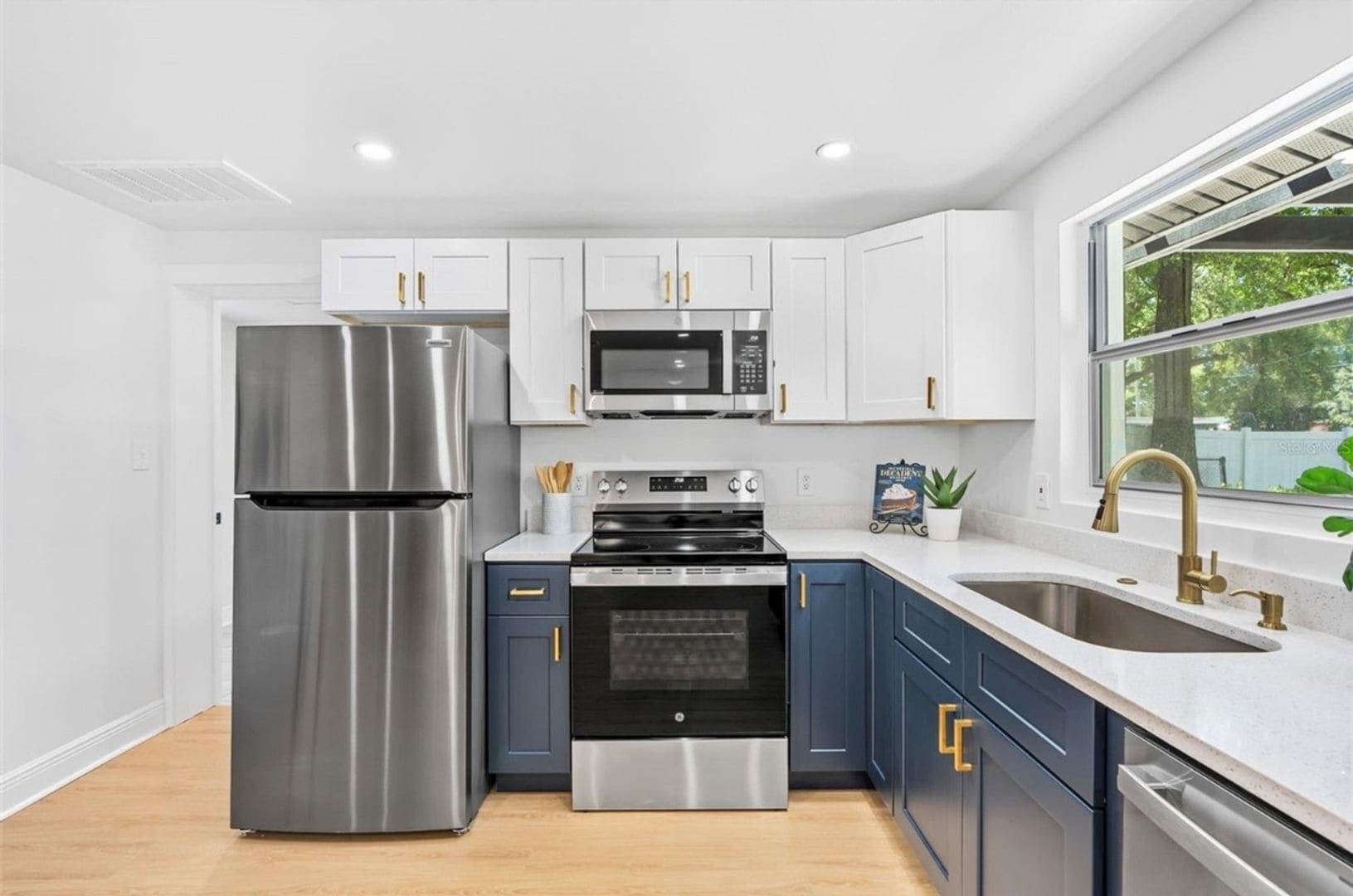 Building Photo - 1517 E Giddens Ave