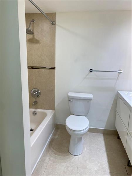 Building Photo - 250 Jacaranda Dr