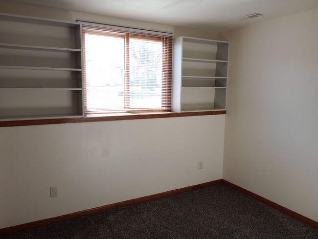 Building Photo - Three bedroom two bathroom twin home