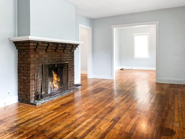 Building Photo - Garage Galore: 2 Bed, 1 Bath Comedy Central!