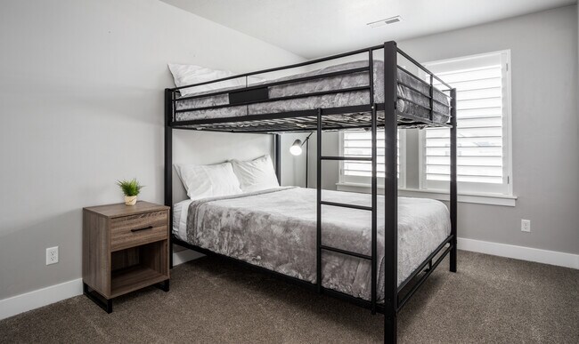 double queen bunk jack&Jill - 537 N Mountain Peak Dr