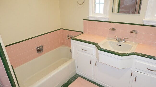 Primary Bathroom - 4715 Allott Ave