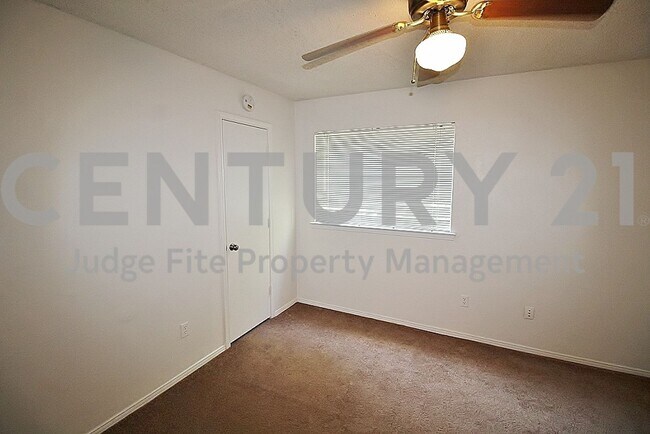 Building Photo - Affordable 2-Story 2/1.5 Townhome in Dunca...