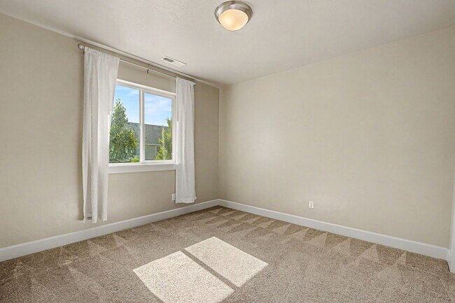 Building Photo - 5140 N Elmstone Ave