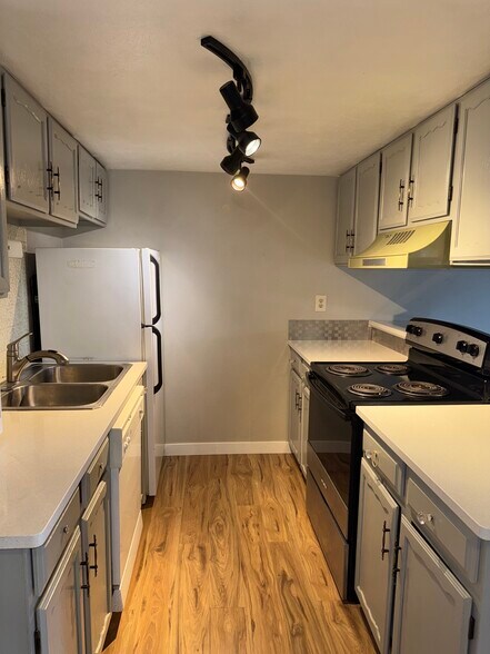 Building Photo - 645 Manhattan Pl