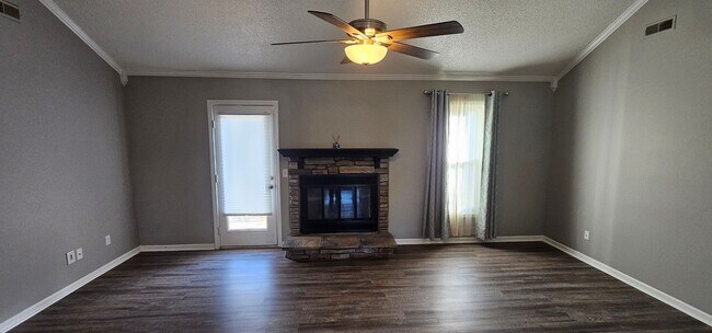 Building Photo - 823 Laurel Hill Pl