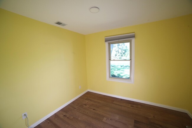 Building Photo - 1052 N Maple Rd