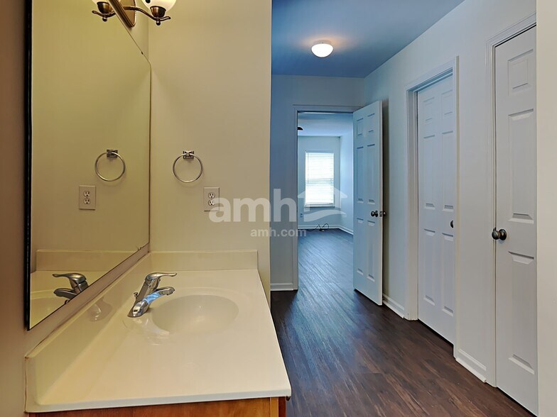 Building Photo - 4095 Shadetree Dr