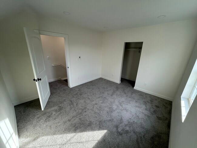 Building Photo - 2050 Roosevelt Ave