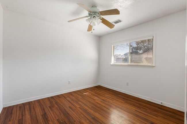 Building Photo - 4826 Meadowglen Dr