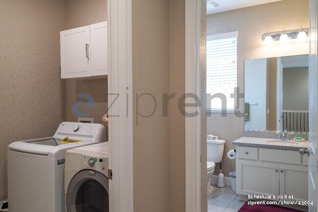 Building Photo - 707 Razorbill St