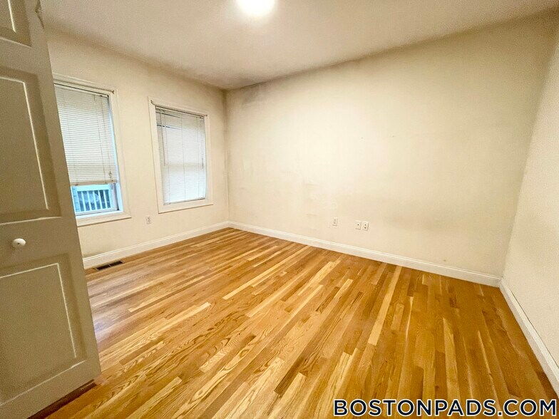 Building Photo - 128 Hillside St