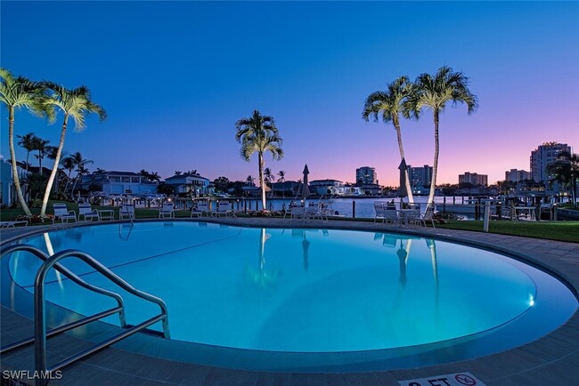 Building Photo - 400 Park Shore Dr