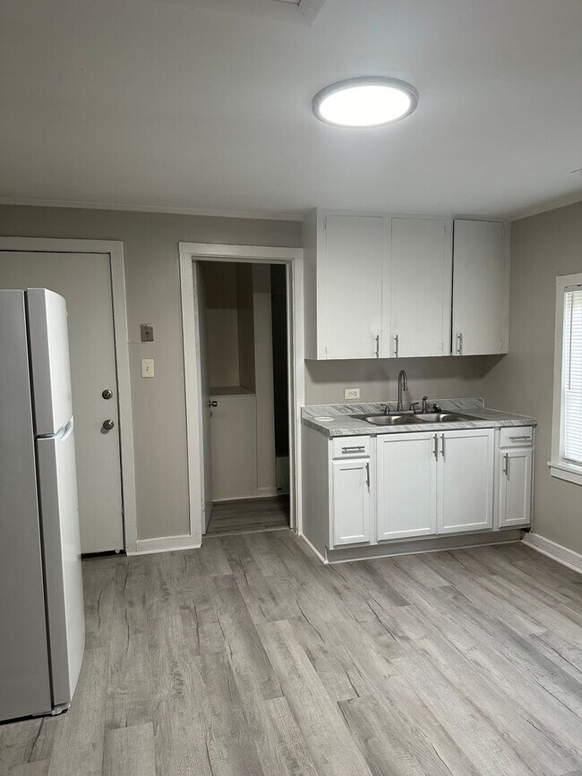 Building Photo - Coxy 2 Bedroom House (500.00 off first full months rent if move in by May 1, 2026)