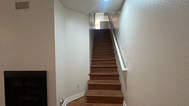 Building Photo - Townhouse in gated community near A.V. Col...