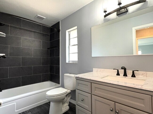 Building Photo - Beautiful 3 Bedroom Port Orange Home!