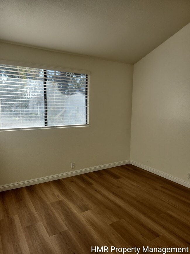 Building Photo - Spacious & Convenient 3-Bedroom Townhouse