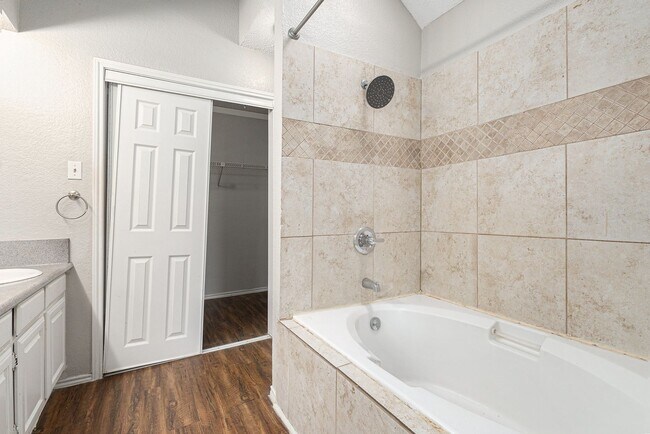 Building Photo - Beuatiful Home in Dallas County