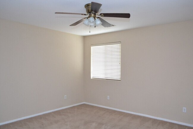 Building Photo - SW - 3 BEDROOMS PLUS LOFT SPACE