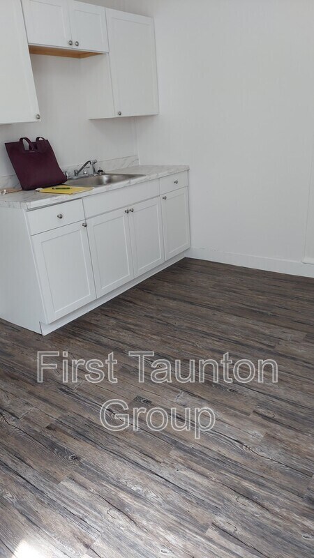 Building Photo - 9 Cedar St