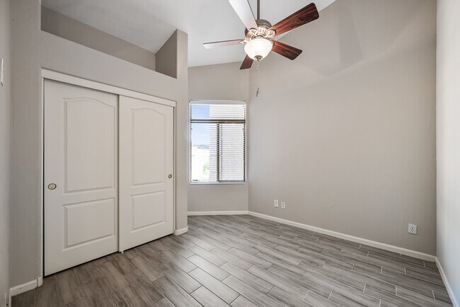Building Photo - 6937 E Paradise Ln
