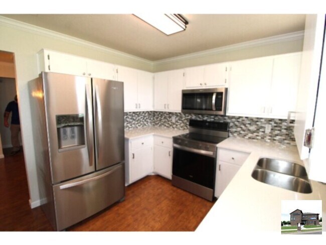 Building Photo - 3303 Solomon Dr