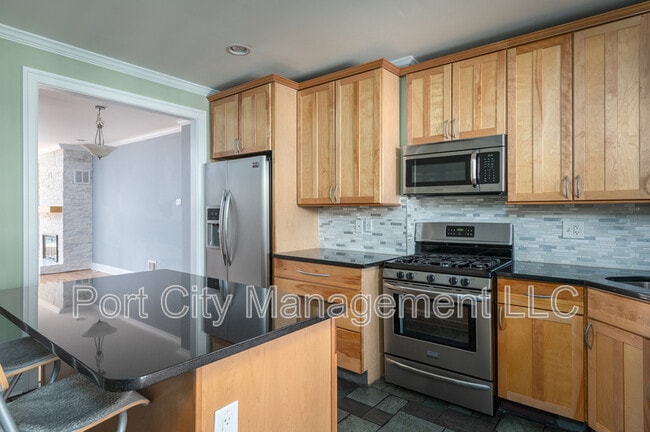 Building Photo - 724 S Ellwood Ave