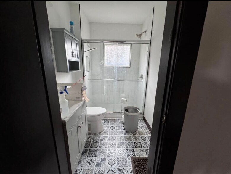 Bathroom - 100 W King St