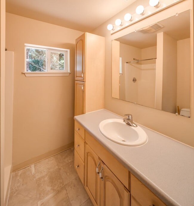 Building Photo - Spacious 7 Bedroom House! Sehome Neighborhood