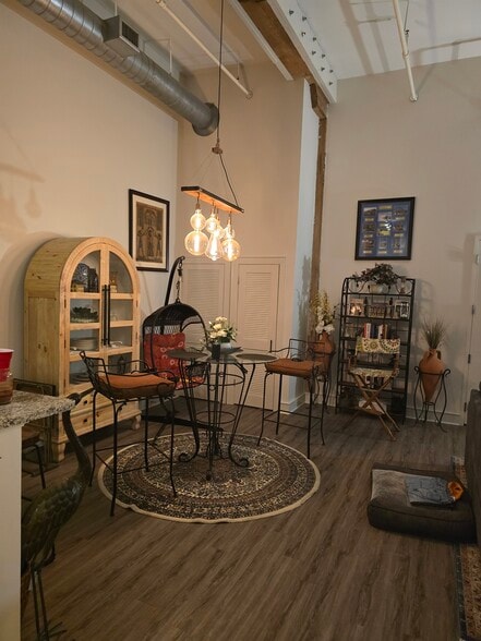 Dining area - 246 N Court St