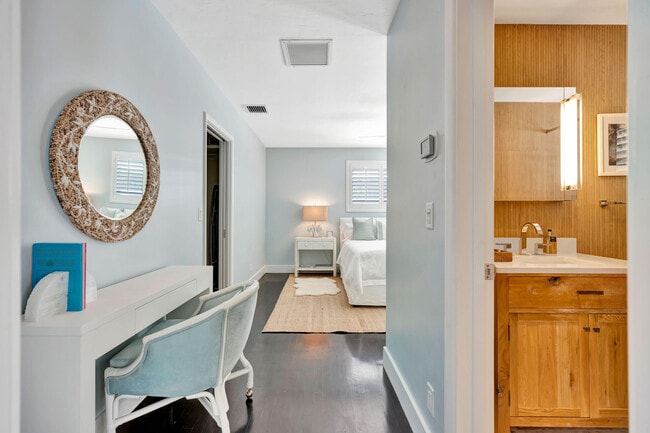 Building Photo - 136 Worth Ct S