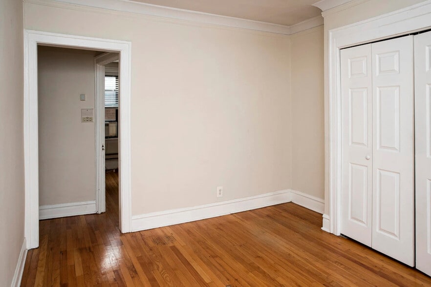 Building Photo - 839 W Cornelia Ave