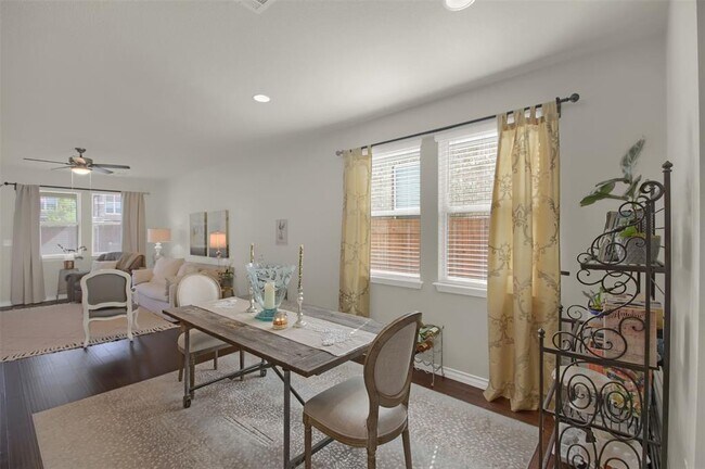 Building Photo - 305 Satsuma Dr