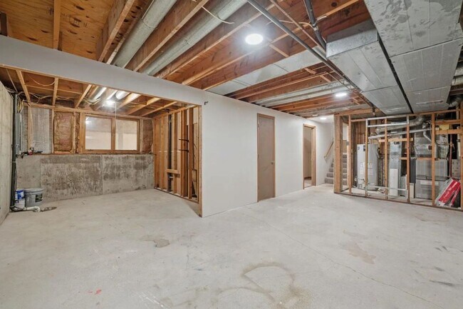 Building Photo - HUGE 4 Bedroom, 3.5 Bathroom!