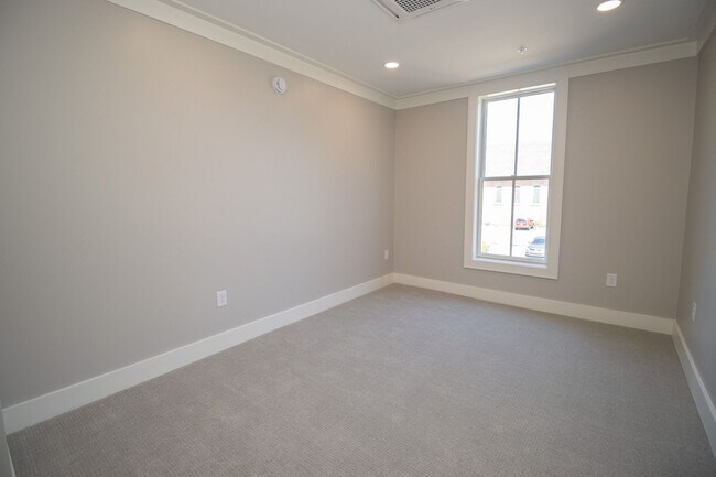 Building Photo - Sophisticated Downtown Living with Histori...