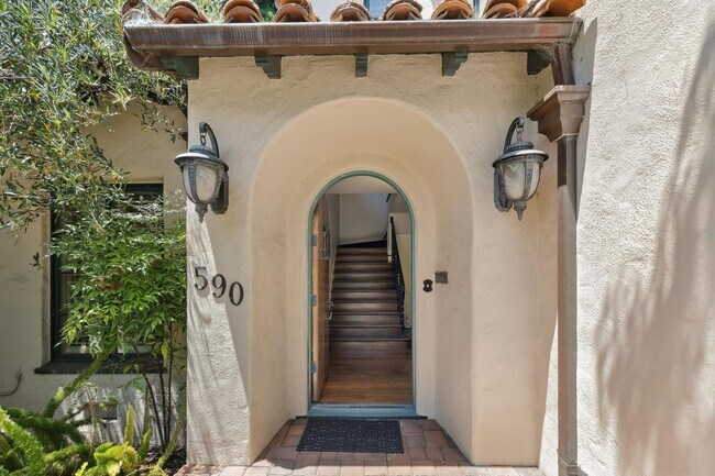 Building Photo - Mediterranean Beauty in Crescent Park – 5B...
