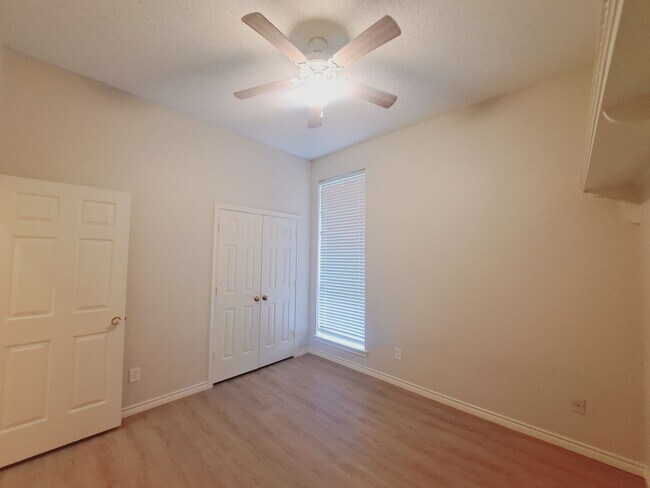 Building Photo - Beautiful 4/3/2 with Sparkling Pool!