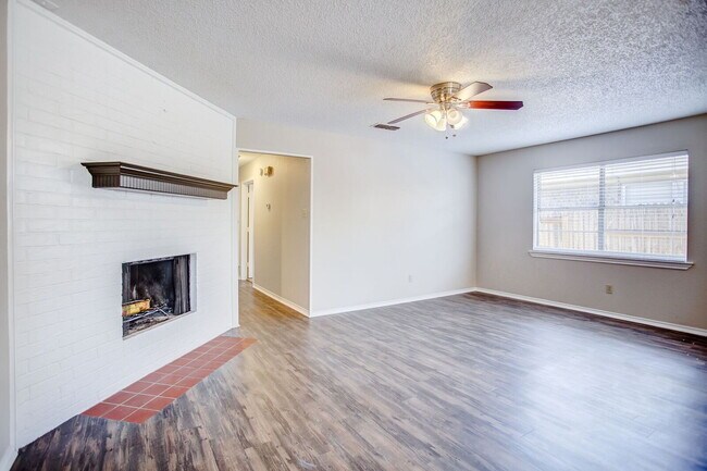 Building Photo - Cute & Cozy Two Bedroom Centrally Located ...