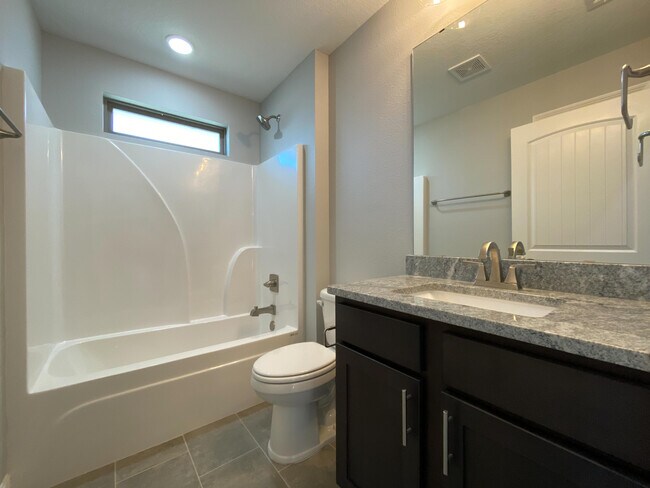 Building Photo - 2789 Riverside Landing Dr