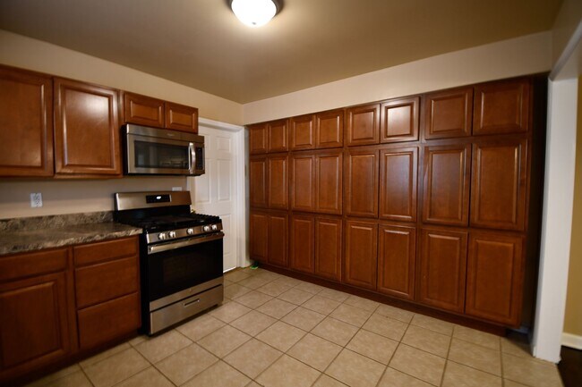 Building Photo - Beautifully Updated Brookside Home Near Ri...