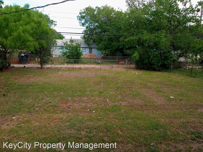 Building Photo - 3 br, 1 bath House - 1433 N Mockingbird Ln